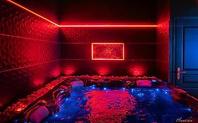 Loveroom O Diable Des Plaisirs Avec Jacuzzi