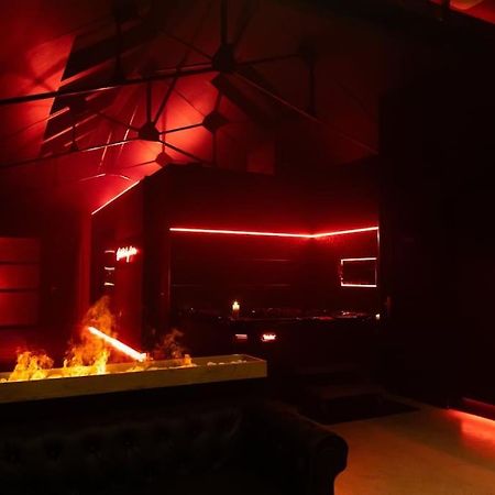 Loveroom O Diable Des Plaisirs Avec Jacuzzi Tourcoing Extérieur photo