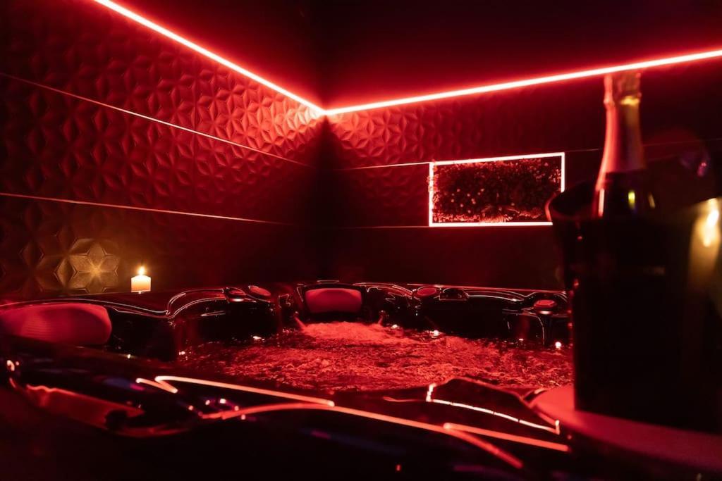 Loveroom O Diable Des Plaisirs Avec Jacuzzi Tourcoing Extérieur photo