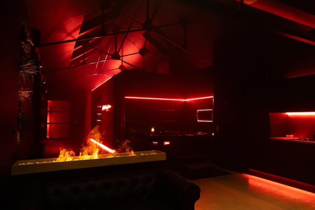 Loveroom O Diable Des Plaisirs Avec Jacuzzi Tourcoing Extérieur photo