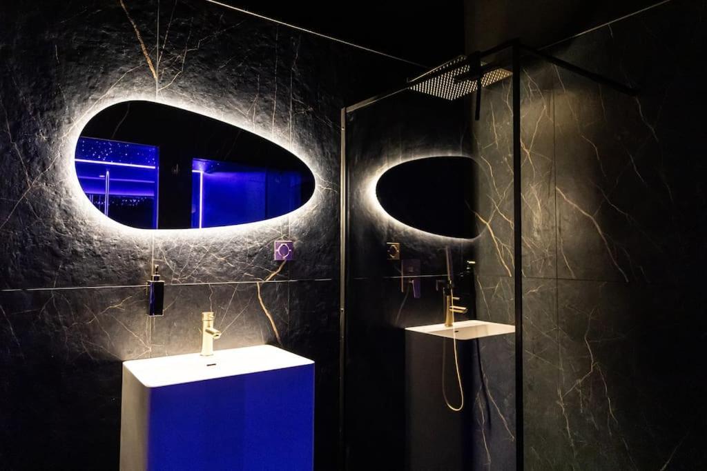 Loveroom O Diable Des Plaisirs Avec Jacuzzi Tourcoing Extérieur photo