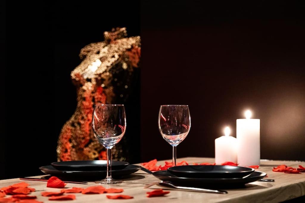 Loveroom O Diable Des Plaisirs Avec Jacuzzi Tourcoing Extérieur photo