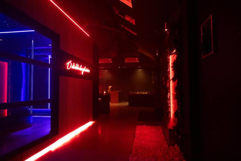 Loveroom O Diable Des Plaisirs Avec Jacuzzi Tourcoing Extérieur photo