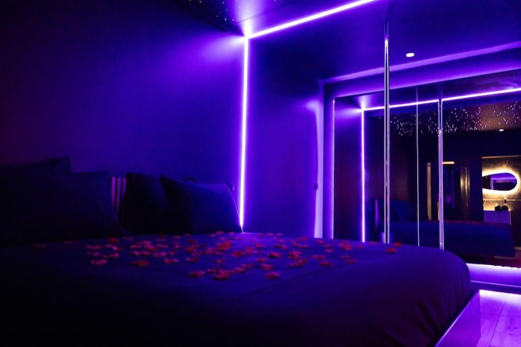 Loveroom O Diable Des Plaisirs Avec Jacuzzi Tourcoing Extérieur photo