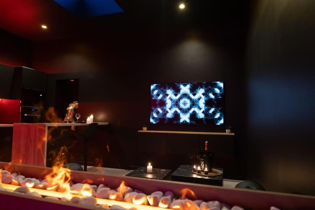 Loveroom O Diable Des Plaisirs Avec Jacuzzi Tourcoing Extérieur photo