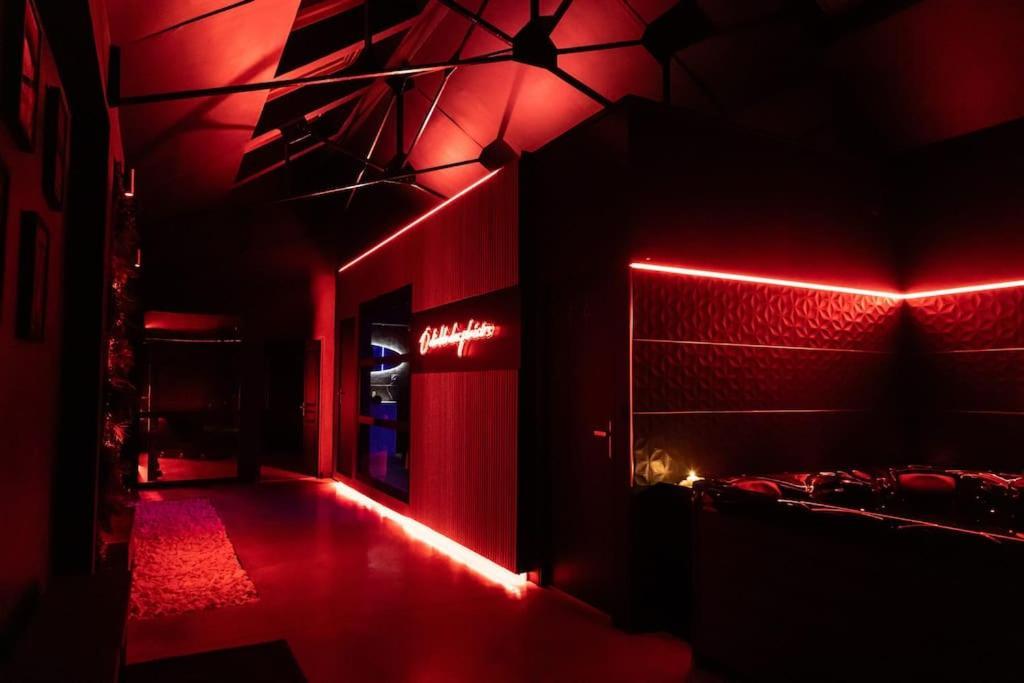 Loveroom O Diable Des Plaisirs Avec Jacuzzi Tourcoing Extérieur photo