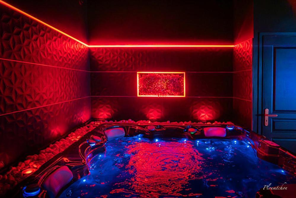 Loveroom O Diable Des Plaisirs Avec Jacuzzi Tourcoing Extérieur photo